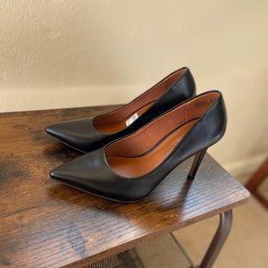 Black Pumps